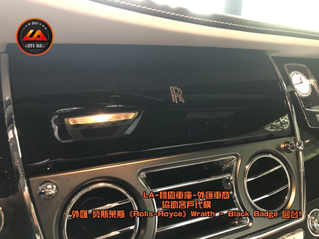 【台灣外匯車商推薦】【Black Badge (黑化版本) 特色】勞斯萊斯 -RR 嵌體到多媒體介面蓋  ( RR字樣可改色 以及 改成歡慶女神樣式)。暗黑女神降靈! 外匯 勞斯萊斯 Wraith Black Badge 獨家代購回台。 代購勞斯萊斯 Rolls-Royce Wraith Black Badge外匯價格、配備、馬力、規格、油耗介紹，LA-桃園車庫代購外匯 勞斯萊斯 Wraith Black Badge 回台價格會划算嗎? ，勞斯萊斯Wraith Black Badge外匯車代購流程開箱分享。桃園、台北、新竹、北部地區有推薦的外匯車商嗎? LA桃園車庫是台灣Mobile01、PTT網友推薦的外匯車商之一!為什麼大家都要推薦LA-桃園車庫外匯車商代購外匯車呢?LA-桃園車庫評價又是如何？LA-桃園車庫是黑心車商嗎？