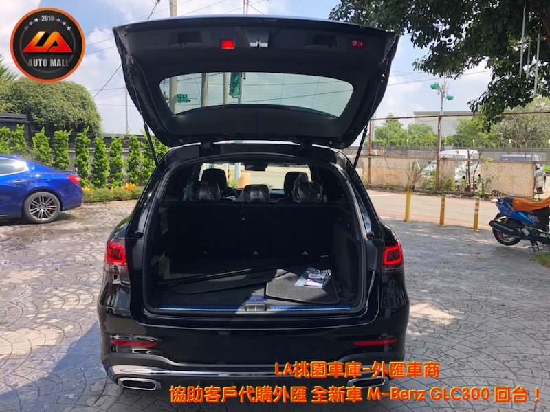【台灣外匯車商推薦】(最新賓士匯車資訊懶人包)代購外匯全新 M-Benz GLC300 價格、配備、馬力、規格、油耗介紹，M-Benz E300 外匯車代購流程分享。LA-桃園車庫代購外匯M-Benz GLC300 回台價格會划算嗎? LA-桃園車庫 如何代購M-Benz GLC300 外匯車? M-Benz GLC300 外匯車與台灣總代理價格差多少呢? M-Benz GLC300外匯車規格、馬力、油耗、配備介紹~ LA-桃園車庫 協助客戶代購 M-Benz GLC300 流程分享~桃園、台北、新竹、北部地區有推薦的外匯車商嗎? LA桃園車庫是台灣Mobile01、PTT網友推薦的外匯車商之一!為什麼大家都要推薦LA-桃園車庫外匯車商代購外匯車呢?LA-桃園車庫評價又是如何？LA-桃園車庫是黑心車商嗎？